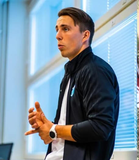 Olen Seinäjoelta kotoisin oleva tuore liikuntatieteiden maisteri. Olen mukana tarjoamassa lapsille unohtumattomia liikuntakokemuksia, koska vietin koko lapsuuteni pelaillen ja leikkien kavereiden kanssa sekä liikkuen monipuolisesti eri lajien parissa useis